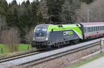 Die CAT 1016 036 (City Airport Train ) vor dem IC 112 am 28.03.16 in der Nähe von Grabenstätt im Chiemgau.
