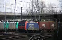482 001-5 von der SBB-Cargo kommt aus Richtung Köln,Aachen-Hbf,Aachen-Schanz  mit einem Containerzug aus Novara(I) nach Genk-Zuid Haven(B) und fährt in Aachen-West ein. 
Aufgenommen vom Bahnsteig in Aachen-West. 
Bei Sonne und Wolken am Nachmittag vom 27.3.2016.
