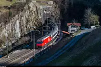 Re 460 053 durchfährt am 26. März 2016 mit IR 2430 im letzten Sonnenlicht die Wattingerkurve bei Wassen. Nur am Wochenende wird am Gotthard in der diesjährigen Fahrplanperiode noch ein Zugpaar mit Re 460 geführt, die restlichen InterRegio sind fest in der Hand der Re 4/4 II.