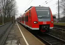 Die Rhein Niers Bahn (RB33) kommt aus Heinsberg-Rheinand und  Mönchengladbach-Hbf und kommt die Kohlscheider-Rampe hoch und hält in Kohlscheid und fährt in Richtung Richterich,Laurensberg,Aachen-West,Aachen-Schanz,Aachen-Hbf. Aufgenommen von Bahnsteig 2 in Kohlscheid. 
Bei Regenwetter am Morgen vom 30.3.2016.