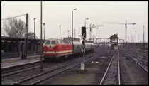 DR 219183 stand am 10.4.1994 mit einer Leerzug Garnitur am Bahnsteig in Oebisfelde in Richtung Stendal.