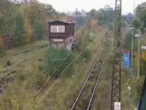 Haltepunkt  Schwartzestrasse  in Leipzig. Das Bild zeigt den Zustand vor der Streckenmodernisierung im Jahre 2007. Das kleine Stellwerk existiert nicht mehr und von dem Hp ist eigentlich nur noch der Unterstand da. Siehe auch:
http://www.bahnbilder.de/bild/deutschland~dieseltriebzuege~ddr-dr-ferkeltaxe-171-172/578307/772-342---hp-schwarzestrasse-in.html
und hier: 
http://www.bahnbilder.de/bild/deutschland~bahnhoefe-l---q~leipzig-sonstige/931316/19032016---das-war-mal-der.html