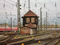 28.03.2016 - Leipzig Hauptbahnhof B1, auch an dem ehemaligen Stellwerk im östlichen Gleisvorfeld ist die Zeit nicht ganz spurlos vorüber gegangen. Im Hintergrund ist der Ringlokschuppen des Bw Leipzig-West erkennbar.