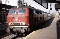 218 364 mit RE 3417 aus Saarbrücken im Hbf. Mainz - 31.10.1997
