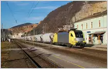 Auch der Bahnhof Peggau-Deutschfeistritz ist mittlerweile durch Mittelbahnsteig und Lärmschutzwände verschandelt. 182 570 (ES 64 U2-070) zu diesem Zeitpunkt durch MRCE Dispolok GmbH an die LTE vermietet, mit dem vollen Kaolinzug 48989 von Antwerpen nach Gratkorn am 3.12.2009 bei der Durchfahrt in Peggau-Deutschfeistritz aufgenommen.