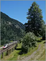 Kurz vor Rodi-Fiesso neigt sich ein ETR 610 dem Süden zu. 
24. Juni 2016