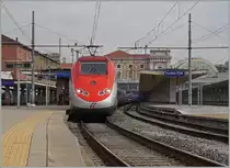 In Torino Porta Nuova wartet ein ETR 500 als Frecciarossa 9623 auf die Abfahrt Richtung Rom 
Im Hintergrund, rechts im Bild die Bahnhofshalle, welche wie jene in Zürich, die Züge aufnahm, bevor sie zu klein wurde und die wesentlich erweiterte Bahnhofsanlage  vor  dem Bahnhof dem Betriebe aufnahm. 
10. März 2016