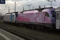 Eine Lok der Traxx Familie , 6186 275-4 von Railpol , hier vorgespannt vor  eine Siemens 5370 
 der PKP, 5370 010-8 , ein ungleiches Paar für den Eurocity nach Warschau, aufgenommen in Frankfurt (Oder). 26.03.2016 07:27 Uhr.