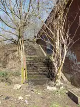 Der ehemalige Treppenaufgang zum damaligen Gleis 1 im ehemaligen Bahnhof Mödrath.
Hier mal ein Bild wie der Bahnhof früher aussah. http://www.mgkkerpen.de/BilderOrg/mgk_mo3.jpg

Mödrath 26.03.2016