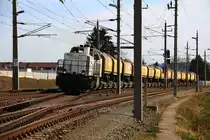 Seit knapp einem Monat wird wieder Ausbruchmaterial aus dem Koralmtunnel abtransportiert. Stilecht mit dem Werbeträger zum Baulos  KAT 2  rollt ein solcher Abraumzug in den Bahnhof Kalsdorf hinein. 31.03.2016