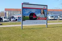 Nach über einem Jahr Schienenersatzverkehr (Umbau/Elektronisierung Bahnhof Wolkramshausen) hat man sich wohl für dieses gut gemeinte Plakat entschieden, welches recht weit weg vom Bahnhof in der Innenstadt von Nordhausen steht. Es sei denn man hat sich inzwischen für einen der vielen Gebrauchtwagen im Hintergrund entschieden. 26.03.2016