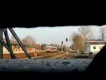  Durchblick  von den Treppenstufen des Bahnsteges auf 5047 089-7 als R3484; Bhf.Ried; 160311