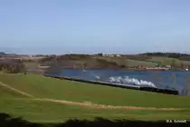 Dampfsonderzug von Dresden nach Cheb mit Doppel 01 (01 509 + 01 519) am 02.04.2016 an der Talsperre Pirk.