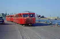 Helsingør-Hornbæk-Gilleleje-Banen (HHGB): Am 2. Juni 1968 nähert sich ein Zug bestehend aus einem Schienenbustriebwagen des Typs Sm und einem Beiwagen des Typs Sp in der Havnegade (:  Hafenstraße ) der Endstation in Helsingør. - Scan von einem Farbnegativ. Film: Kodacolor X.