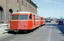 Helsingør-Hornbæk-Gilleleje-Banen: Die Endstation der HHGB befand sich zu der Zeit in einer Straße, und zwar im Jernbanevej (:  Bahnweg ) zwischen dem damaligen Zollamt (links) und dem DSB-Bahnhof Helsingør (rechts außerhalb des Bildes). - Auf dem Foto hält ein HHGB-Zug bestehend aus dem Beiwagen Sp2 und einem Triebwagen des Typs Sm am 26. Mai 1969 im  Endbahnhof  in Helsingør. - Scan von einem Farbnegativ. Film: Kodacolor X.