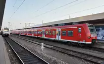 Rechts: 425 548-5 als RE 12061 (Mannheim Hbf - Heidelberg Hbf - Heilbronn Hbf).
Links: 429 617  SÜWEX  als RE 4114 (Koblenz Hbf - Trier Hbf - Saarbrücken Hbf - Mannheim Hbf).
Aufgenommen am 18.3.2016 in Mannheim Hbf.