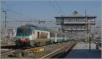 Die FS Trenitalia E 402 027 zeigt sich im Bahnhofsvorfeld von Milano mit einem Nachtzug.
1. März 2016