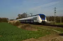 Mit zehn Minuten Plus kommt hier ein RE7 der NX bei Neuss Weißenberg, geführt wird der Zug vom 9442 871 gen Münster. 3.4.2016