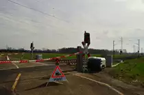Umbauarbeiten an drei Bahnübergängen zwischen Neuss Hbf und Osterath sind im Gange.
Während den Umbauarbeiten findet Zugverkehr statt, so werden die Übergänge vom Personal gesichert.3.4.2016
P.S. den ganzen Bübereich konnte ich nicht aufnehmen, da der  Schrankenwärter  und sein Auto nicht aufs Bild sollten auf seinen Wunsch hin.