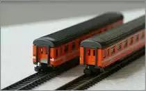 Obwohl ich im Bereich Selbstbau-Fahrzeuge wenig Erfolg hatte, und neuerdings der Anstrich des Ze Bhe 2/4 etliches Verbesserngspotential aufweist, bringe ich schon seit einiger Zeit auf handelsüblichen Modellfahrzeugen ein paar Pinselstriche an. Zudem wurde der SBB 1. Kl. Eurofima Wagen mit Inneneinrichtung und dunklen Radsätzen versehen. Und vor kurzem mit Fenster an der Stirnseite. Rechtd als Vergleich ein unbehandelter Wagen.
3. April 2016