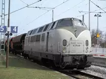 221 121 der SGL GmbH liefert Schotter auf die Baustelle Roth (3.4.2016).