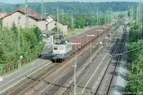 9 Jahre nach Bild 932104 zog die blau-beige 140 542 am Morgen des 21.7.00 einen Güterzug durch Oberdachstetten. Die auf Bild 932104 noch sichtbare Weiche vorne rechts war bereits verschwunden.