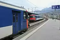 Seltenes Dispozugstreffen in Chur: Links im Bild ist der BDt EW I 50 85 82-33 992-7 mit dem Dispo Olten beim Wenden als ICE 70271/70070; rechts f�hrt ein: BDt EWI 50 85 82-33 986-9 mit dem Dispo Z�rich als IC 70565/570, 01.04.2016. 