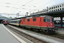 Seltenes Dispozugstreffen in Chur: Links im Bild ist der BDt EW I 50 85 82-33 992-7 mit dem Dispo Olten beim Wenden als ICE 70271/70070; rechts: Re 4/4 II 11303 mit dem Dispo Z�rich als IC 70565/570, 01.04.2016. 