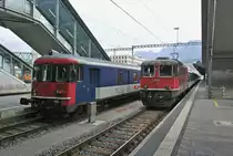 Seltenes Dispozugstreffen in Chur: Links; BDt EWI 50 85 82-33 986-9 mit dem Dispo Z�rich als IC 70565/570; rechts; Re 4/4 II 11140 (420 140-6) mit dem Dispo Olten beim Wenden als ICE 70271/70070, 01.04.2016. 