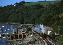 Strecke Paignton - Kingswear, 4277 Hercules kurz voe Erreichen des Zielbahnhofs, 30.08.2010.
