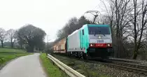 Die Cobra 2808 kommt die Gemmenicher-Rampe herunter nach Aachen-West mit einem langen Autoleerzug aus Zeebrugge-Ramskapelle(B) nach Gelsenkirchen-Bismarck(D) und fährt in Richtung Aachen-West.
Aufgenommen an der Montzenroute am Gemmenicher-Weg. 
Bei schönem Frühlingswetter am 2.4.2016.