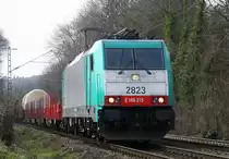 Die Cobra 2823 kommt die Gemmenicher-Rampe herunter nach Aachen-West mit einem langen gemischten Güterzug aus Antwerpen-Noord(B) nach Köln-Gremberg(D). 
Aufgenommen an der Gemmenicher-Rampe am Gemmenicher-Weg an der Montzenroute. 
Bei Frühlingswetter am 2.4.2016.