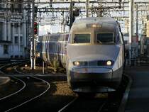Bordeaux Gare-St-Jean, 
TGV-A 360 schl�ngelt in den Bahnhof.

Da� der TGV gelenkig ist wu�te ich ja, aber da� er auch durch Schlamml�cher fahren kann (so sieht zumindestens die Front aus) war auch mir neu.

19.09.2004

