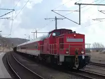 Die Übergabe von Mukran nach Stralsund wurde,am 07.April 2016,von der 298 323 gezogen.Neben Holzwagen am Schluß wurden auch vier Bvcmz mitgenommen.In Lietzow gab es ein haltzeigendes Signal wo die Aufnahme entstand.