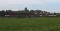 Kurz nach verlassen des Standortes am 09.04.2016 an der Elbe in Dresden kam eine Metrans mit einem Containerzug an der Briesnitzer Kirche vorbei. Leider durch die größe von dem Containerzuges hat der Schluss nicht im gesamten mehr mit drauf gepasst.