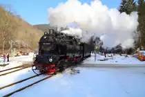 Um an den Wasserkran zu kommen, muß 99 6001 mit ihrem IG HSB-Sonderzug am 15.02.2015 im Bahnhof Eisfelder Talmühle, von den Gleisen der Selketal- auf die, der Harzquerbahn umsetzen. Das Bild zeigt die entsprechende Rangierfahrt.
