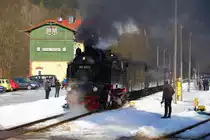 Unter den wachsamen Augen des HSB-Einsatzleiters, stellt 99 6001 am 15.02.2015 ihren IG HSB-Sonderzug auf Gleis 2 im Bahnhof Eisfelder Talmühle, zur Weiterfahrt nach Nordhausen-Nord, bereit. Vorher muß jedoch noch Wasser genommen werden!