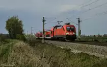 182 023 zieht ihren Doppelstock-Wendezug als S2 von Delitzsch nach Leipzig-Connewitz. Der Zug erreicht in Kürze den Haltepunkt Zschortau. (09.04.2016)