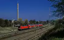 Wie in den  guten alten Zeiten  der Leipziger S-Bahn, heute lediglich mit neueren Fahrzeugen, erreicht ein lokbespannter Doppelstock-Wendezug, hier als S2 aus Delitzsch vor industriell anmutender Kulisse, seine Endstation Leipzig-Connewitz. (09.04.2016)