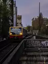 In einer interessanten Sichtachse zum Berliner Fernsehturm erreicht eine Berliner S-Bahn der Linie S1 Oranienburg - Berlin Wannsee die Station Schöneberg. (09.04.2016)