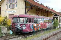 Alter Schienenbus am 10. April 2016 im Bahnhof Tübingen West.