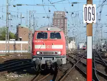 Auge in Auge schaut 218 837-3 den Fotografen in die Linse ehe sie mit 218 833-2 am Signal 69 in Köln Hbf vorbei fährt. Nach kurzem Aufenthalt in Köln Hbf fuhren sie als Tfz27929 nach Frankfurt.

Köln Hbf 09.04.2016