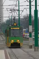 Ein  TW vom Typ Konstal  105, Linie 12, fährt auf die Bahnhofsbrücke zu.
Poznan,   25.03.2016 13:00 Uhr.