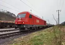 2016 056-1 mit einer weiteren Ladung Betonschwellen, am 9.4.2016 bei einem Aufenthalt in Möllbrücke-Sachsenburg.