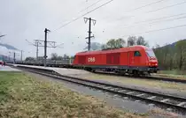 2016 056-1 mit mit ihrem Schwellenzug, kurz nach dem Eintreffen in Greifenburg-Weißensee.
Aufgenommen am 9.4.2016.