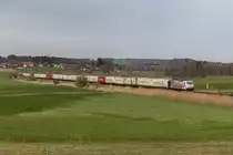 185 666 von Lokomotion mit dem 41857 am 3. April 2016 bei Bernau am Chiemsee.