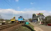 Noch gibt es in Tršnice die alte Egerbrücke.
Die neue Brücke steht schon bereit, deshalb wollte ich am 10.04.16 noch mal den R 614 Ohře mit 362 084-6 dort ablichten.