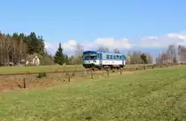 810 425-9 mit dem Os 17220 von Aš nach Hranice v Čechách zu sehen am 10.04.16 bei Kamenná.