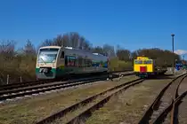 Stadler Regioshuttle fährt in Putbus an der
dortigen Dieseltankstelle und an einem SKL mit
Beiwagen vorbei. - 09.04.2016 - Vom Museumsgelände aufgenommen.