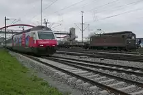 Kein Gl�ck mit dem Wetter aber daf�r mit der Lok. Re 4/4 Nr. 178 SCHWARZENBURG der BLS hat den kurz zuvor von einer 185er nach Konstanz gezogenen Leerwagenzug �bernommen und wird diesen �ber Romanshorn nach Basel ziehen. W�hrend die BLS-Lok auf Freigabe der Strecke wartet hat Re 460 048-2 mit dem IR 2122 die Fahrt nach Z�rich begonnen (Konstanz, 09.04.2016).